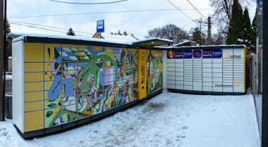InPost 'tan (Polonya' da Paczkomat olarak adlandırılan) bir dizi posta kutusunun resmi ve kış boyunca Krakow 'da Allegro ile ortaklık.