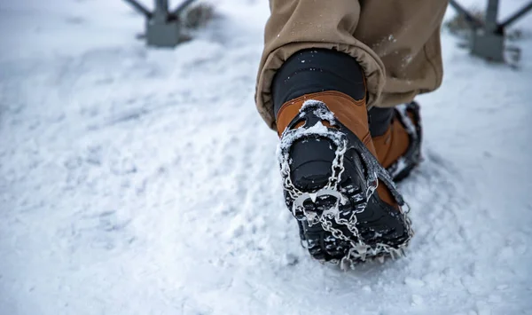 Botlara giyilen buz kramponlarının resmi. Ormanda bir insan tarafından..