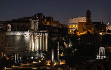 Roma Forumu ve Kolezyum 'un gece çekilmiş bir resmi..