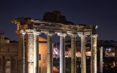 Geceleri Satürn Tapınağı 'nın bir resmi..