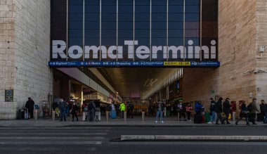 Roman Terminalinin yan girişi ve ulaşım merkezinin bir resmi.