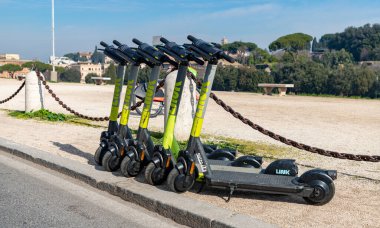 Link markasının bir grup elektrikli scooterının resmi..