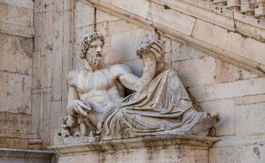 Tiber Nehri Tanrısı 'nın bir heykeli Senato Sarayı' nın girişini süslüyor..