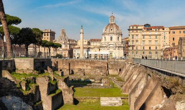 Trajan Sütunu 'nun bir resmi, Loreto' lu Aziz Meryem Kilisesi ve Trajan Forumunda Meryem 'in Kutsal Kilisesi..