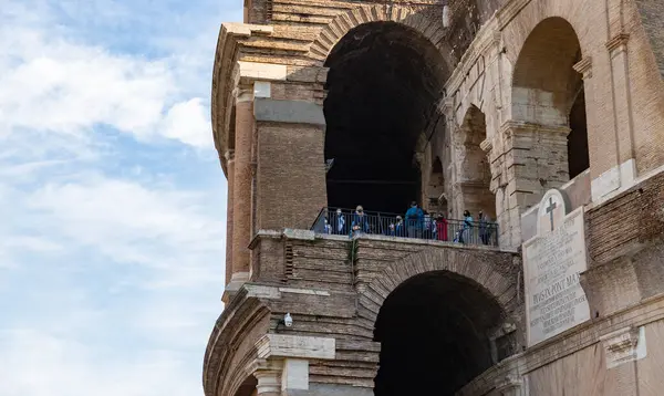 Uma Foto Grupo Turistas Que Visitam Coliseu — Fotografia de Stock