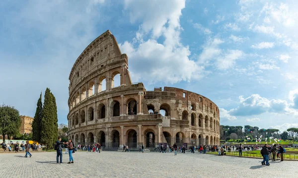 Una Foto Del Colosseo Visitato Molte Persone Una Giornata Nuvolosa — Foto Stock