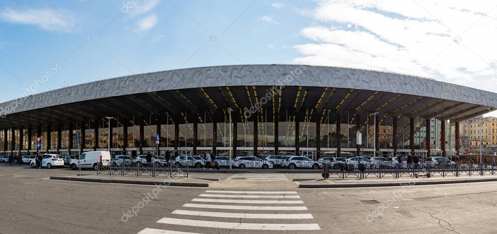 A picture of the Roma Termini main facade with a line of taxis in wait.