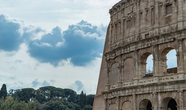 Obraz Górnej Części Koloseum Pochmurny Dzień — Zdjęcie stockowe