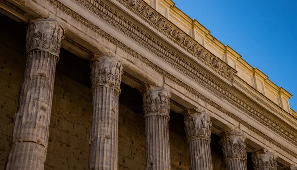 Una Imagen Los Detalles Columna Del Templo Adriano —  Fotos de Stock