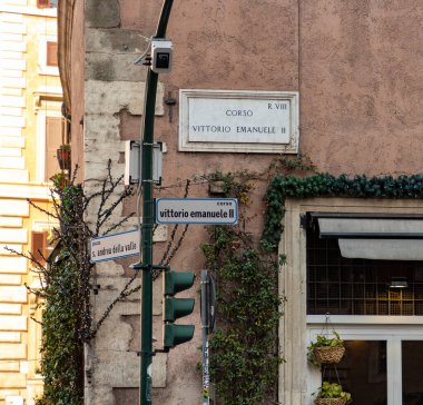 Vittorio Emanuele II caddesinin birden fazla plaketinin resmi..