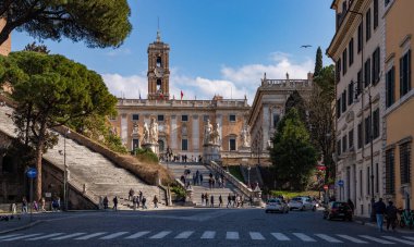 Campidoglio Meydanı ve Cordonata 'nın bir resmi (geniş aralıklı basamaklardan oluşan bir merdiven)).