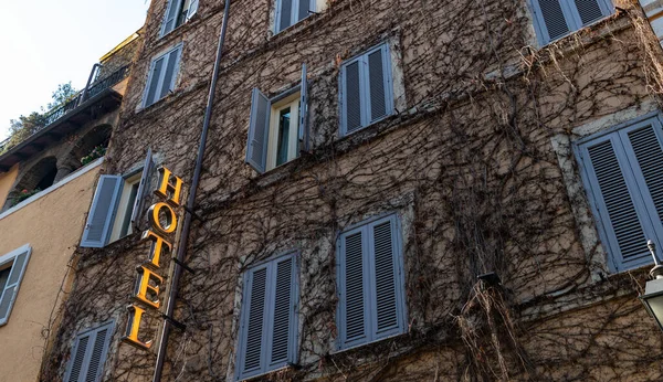 Une Photo Panneau Hôtel Sur Une Façade Avec Beaucoup Lierre — Photo