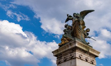 Anavatanın sunağını süsleyen heykellerden birinin resmi..