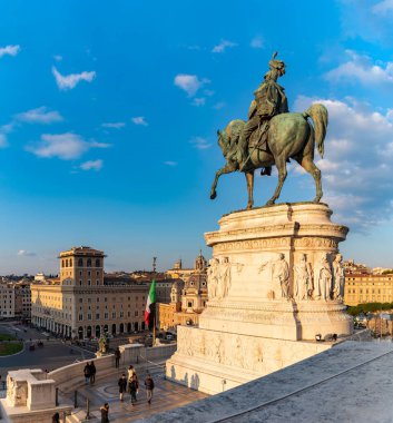 Vatanın sunağında Vittorio Emanuele II 'nin Binicilik Heykeli' nin bir resmi..