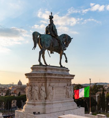 Vatanın sunağında Vittorio Emanuele II 'nin Binicilik Heykeli' nin bir resmi..