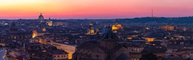 Gün batımında Roma şehrinin panorama resmi, soldaki Aziz Peter Bazilikası 'ndan sağdaki Pantheon' a kadar..