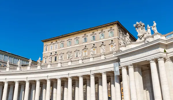 Een Afbeelding Van Het Apostolisch Paleis Boven Vaticaanse Zuilen — Stockfoto