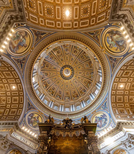Bild Den Enorma Kupolen Peterskyrkan Altaret Och Omgivande Fresker Och — Stockfoto