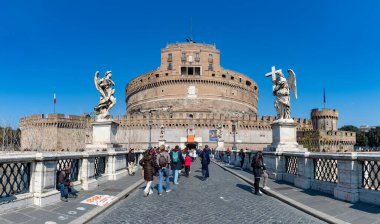 Sant 'Angelo köprüsü ve Castel Sant' Angelo 'nun bir resmi..