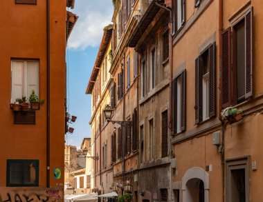 Roma 'nın Trastevere bölgesindeki dairelerin bir fotoğrafı..