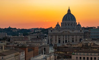Aziz Peter Bazilikası 'nın günbatımındaki bir resmi..