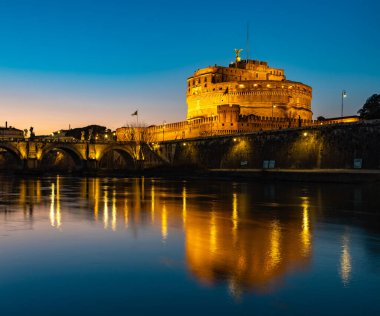 Gün batımında Sant 'Angelo Kalesi ve Tiber Nehri' nin bir resmi..