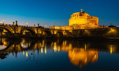 St. Angelo Köprüsü 'nün, Castel Sant' Angelo 'nun ve Tiber Nehri' nin akşam saatlerinde çekilmiş bir resmi..