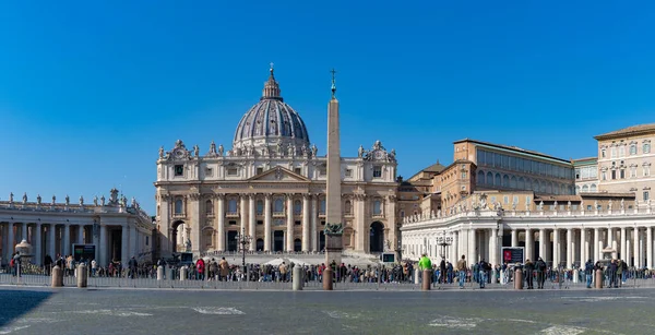 Een Foto Van Het Sint Pietersplein Basiliek Met Veel Mensen — Stockfoto