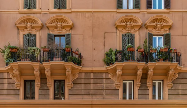 Roma Bir Apartmanın Cephesindeki Pitoresk Balkonların Resmi — Stok fotoğraf