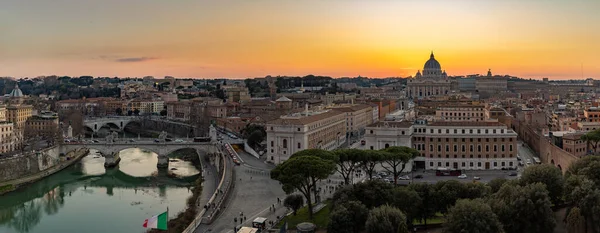 日落时分梵蒂冈和台伯河的全景 — 图库照片