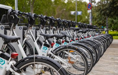 Madrid 'de bir sıra şehir bisikletinin resmi..