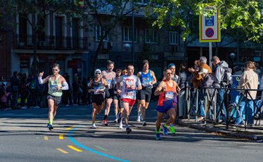 Zürih Rock 'n Roll Koşu Serisi Madrid' e katılan bir grup koşucunun fotoğrafı..