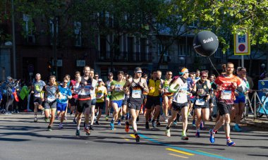 Zürih Rock 'n Roll Koşu Serisi Madrid' e katılan bir grup koşucunun fotoğrafı..