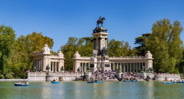 A picture of the El Retiro Lake and the Monument to Alfonso XII in the El Retiro Park.