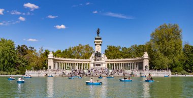 A picture of the El Retiro Lake and the Monument to Alfonso XII in the El Retiro Park.