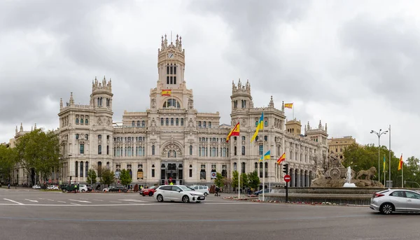 Fuente de Cibeles (Cibeles Çeşmesi) ve Cibeles Sarayı 'nın bir resmi.