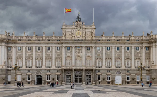 Madrid Kraliyet Sarayı 'nın ana meydanının bir resmi. Armerya Meydanı, bulutlu bir günde.