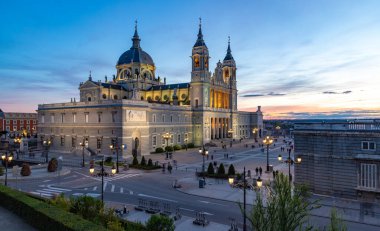 Gün batımında Katedral de la Almudena 'nın bir resmi.