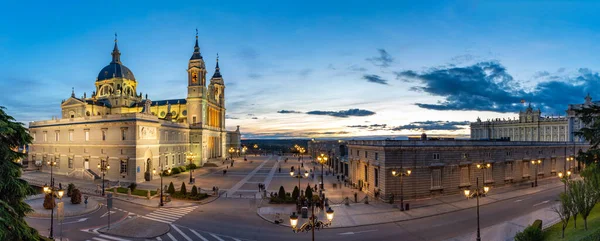 Pałac Królewski Madrycie Catedral Almudena Zachodzie Słońca — Zdjęcie stockowe