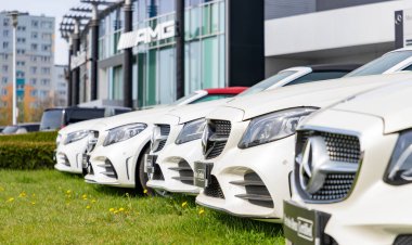 Polonya 'daki Mercedes Benz araba galerisindeki bir dizi beyaz aracın fotoğrafı..