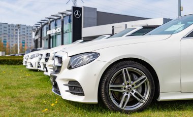 Polonya 'daki Mercedes Benz araba galerisindeki bir dizi beyaz aracın fotoğrafı..