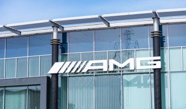 Mercedes Benz bayiliğindeki AMG tabelasının resmi..
