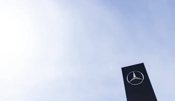 Una Foto Cartel Mercedes Benz Concesionario Automóviles — Foto de Stock