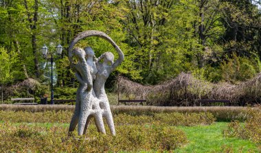 Lodz 'daki Park Zrodliska I' deki Kwietnik Heykelinin bir resmi..