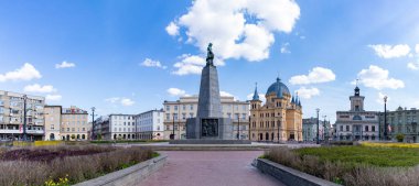 Lodz 'daki Özgürlük Meydanı' nın resmi, General Tadeusz Kosciuszko Anıtı, Lodz 'daki Kutsal Ruh' un Çöküşü Kilisesi ve Devlet Arşiv Binası yer alıyor..