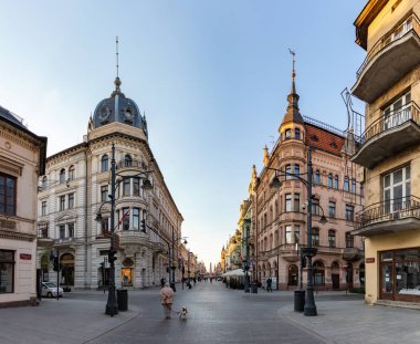 Lodz 'daki popüler Piotrkowska Caddesi' nin bir resmi..