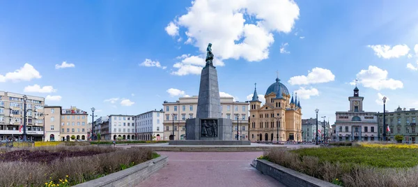 Μια Εικόνα Της Πλατείας Ελευθερίας Στο Lodz Μνημείο Του Στρατηγού — Φωτογραφία Αρχείου