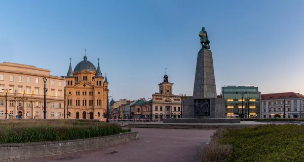 Μια Εικόνα Της Πλατείας Ελευθερίας Στο Lodz Που Παρουσιάζει Μνημείο — Φωτογραφία Αρχείου