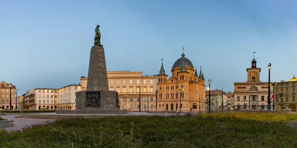 Μια Εικόνα Της Πλατείας Ελευθερίας Στο Lodz Που Παρουσιάζει Μνημείο — Φωτογραφία Αρχείου