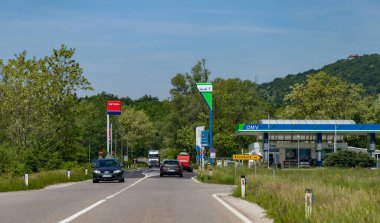 Kırsal bir yolda iki Sloven benzin istasyonu, Petrol ve OMV 'nin fotoğrafı.